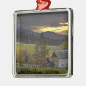 Zonnehemel boven wijngaarden en historische kajuit metalen ornament (Links)