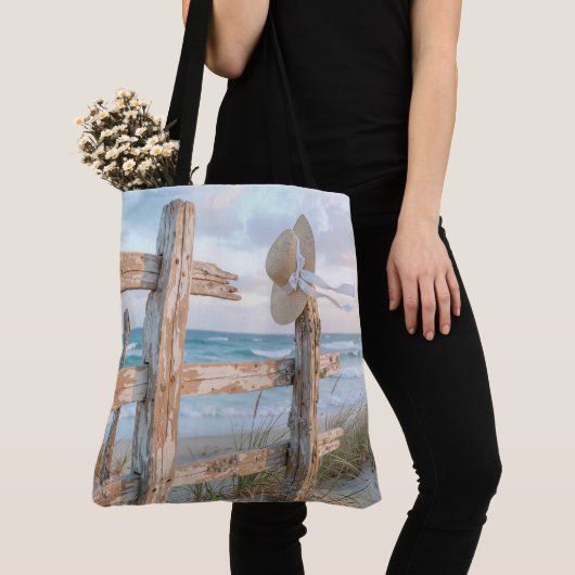 Zonnehoed op een strandhek tote bag (Dichtbij)
