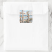 Zonnehoed op een strandhek vierkante sticker (Tas)