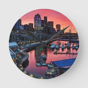 Zonnehoogte op pier 66, neerkijkend op de belkkleu ronde klok