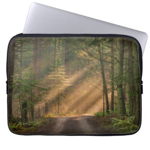 Zonnelicht door een bos laptop sleeve