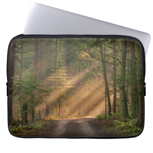 Zonnelicht door een bos laptop sleeve (Voorkant)