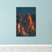 Zonnelicht op majestueuze bergen canvas afdruk (Insitu (Houten vloer))