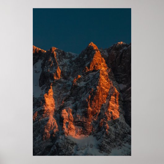 Zonnelicht op majestueuze bergen poster (Voorkant)