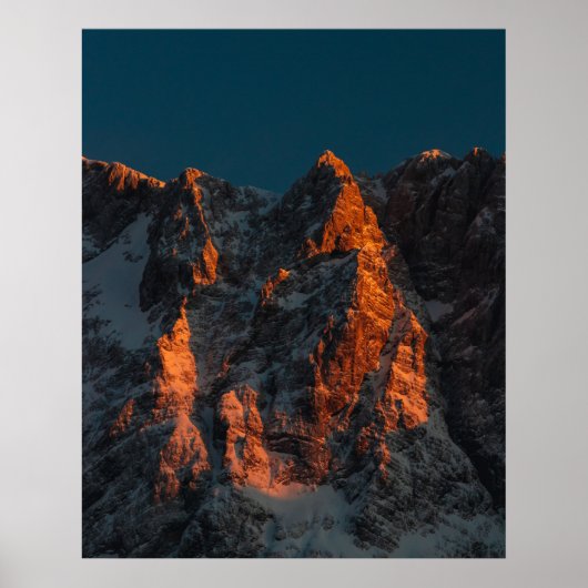 Zonnelicht op majestueuze bergen poster (Voorkant)