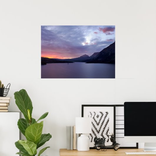 Zonneopgang bij het meer St. Mary Poster (Thuiskantoor)