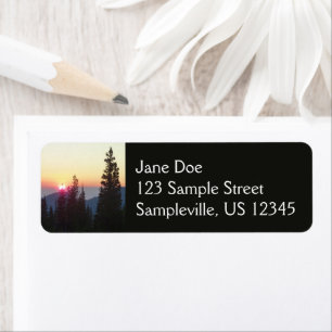 Zonneopgang in het bos in de Rocky Mountain Etiket