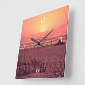 Zonneopgang over de Ocean Walking Couple Vierkante Klok (Hoek)