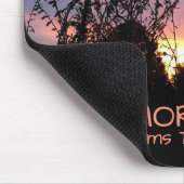 Zonneopgang wint de horizon tussen wilde bloemen muismat (Hoek)