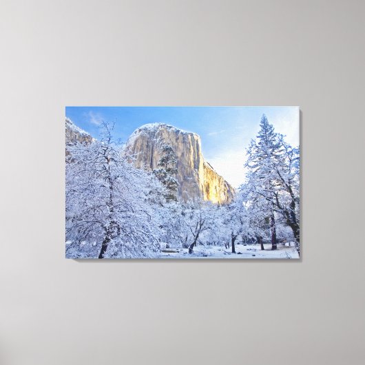 Zonneoplicht raakt El Capitan door sneeuw Canvas Afdruk (Voorkant)