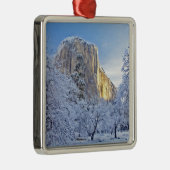 Zonneoplicht raakt El Capitan door sneeuw Metalen Ornament (Rechts)