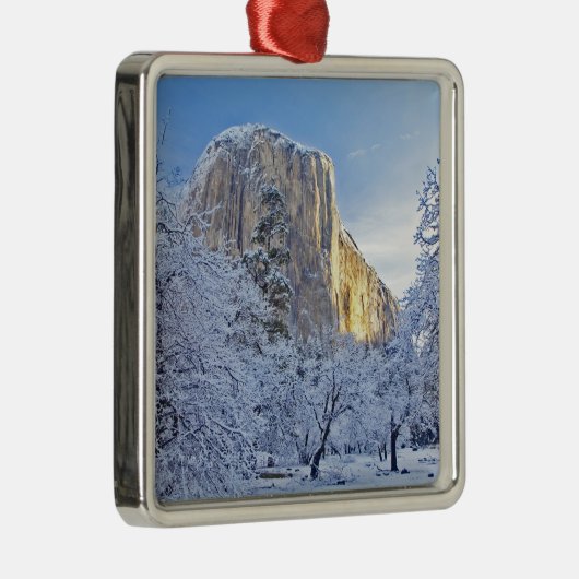 Zonneoplicht raakt El Capitan door sneeuw Metalen Ornament (Rechts)