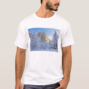 Zonneoplicht raakt El Capitan door sneeuw T-shirt