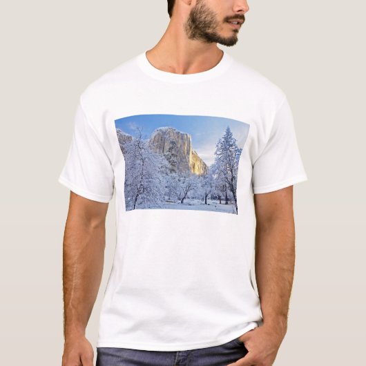 Zonneoplicht raakt El Capitan door sneeuw T-shirt (Voorkant)