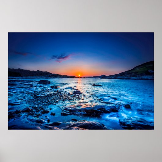 Zonneoploop over de horizon in Seashore op zonsopg Poster (Voorkant)