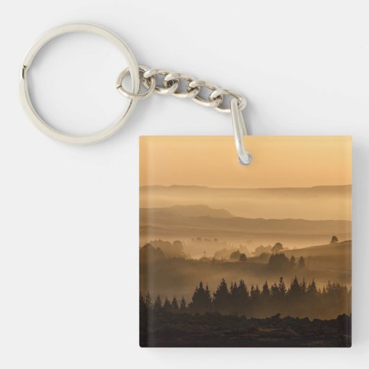 Zonneoploop over het landschap van Misty Rolling H Sleutelhanger (Voorkant)