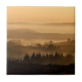 Zonneoploop over het landschap van Misty Rolling H Tegeltje (Voorkant)