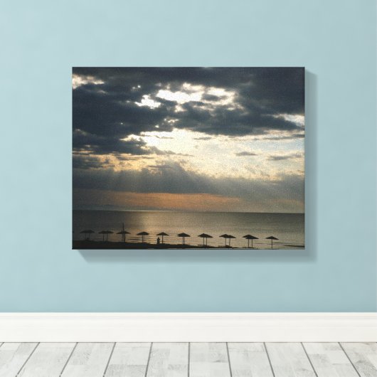 Zonneoppas over het strand in Griekenland - Schild Canvas Afdruk (Insitu (Houten vloer))