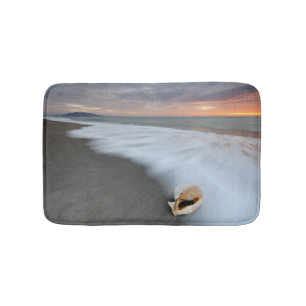 Zonneopslag op het strand en op een schaal badmat