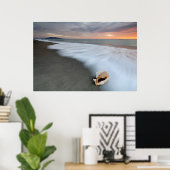 Zonneopslag op het strand en op een schaal poster (Thuiskantoor)