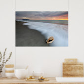 Zonneopslag op het strand en op een schaal poster (Keuken)