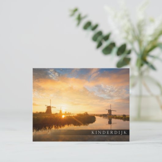 Zonneopstand boven windmolens en een rivier in Ned Briefkaart (Staand voorkant)