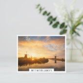 Zonneopstand boven windmolens en een rivier in Ned Briefkaart (Staand voorkant)