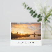 Zonneopstand boven windmolens en een rivier in Ned Briefkaart (Staand voorkant)
