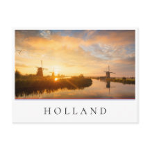 Zonneopstand boven windmolens en een rivier in Ned