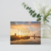Zonneopstand boven windmolens en een rivier in Ned Briefkaart (Staand voorkant)