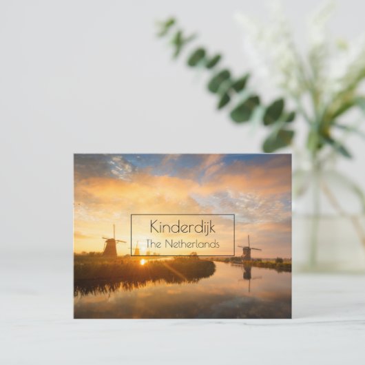 Zonneopstand boven windmolens en een rivier in Ned Briefkaart (Staand voorkant)
