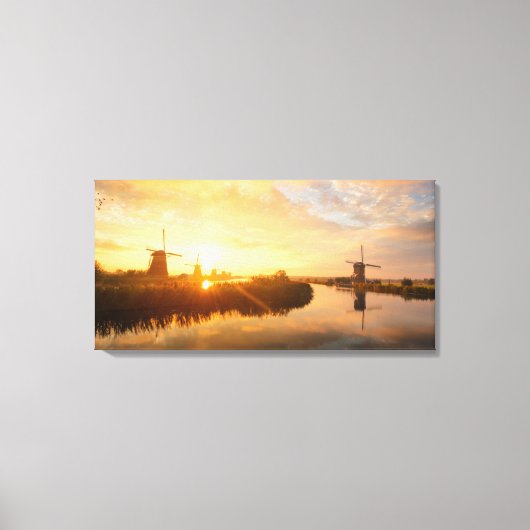 Zonneopstand boven windmolens en een rivier in Ned Canvas Afdruk (Voorkant)