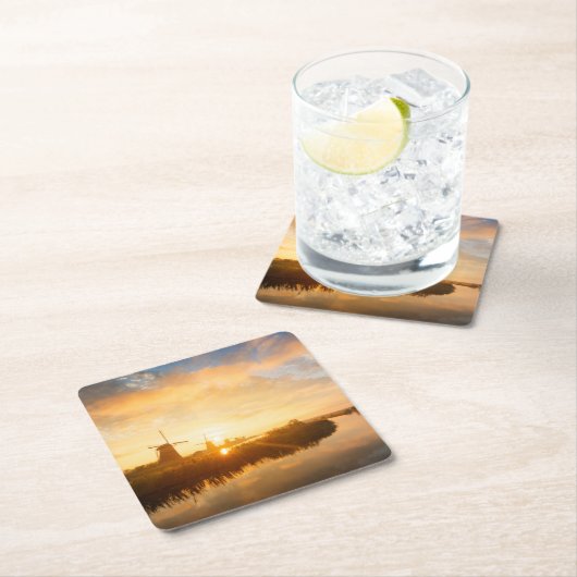Zonneopstand boven windmolens en een rivier in Ned Kartonnen Onderzetters (Insitu)