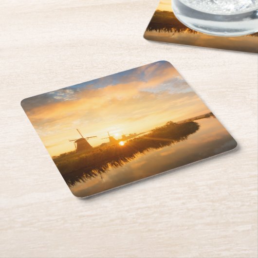Zonneopstand boven windmolens en een rivier in Ned Kartonnen Onderzetters (Schuin)