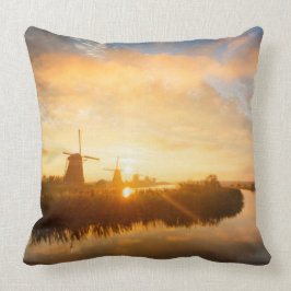 Zonneopstand boven windmolens en een rivier in Ned Kussen