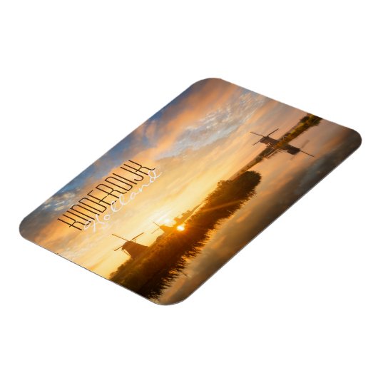 Zonneopstand boven windmolens en een rivier in Ned Magneet (Linkerzijde)