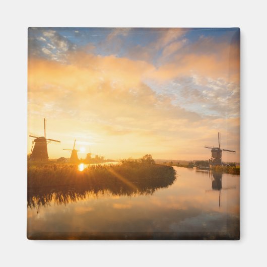 Zonneopstand boven windmolens en een rivier in Ned Magneet (Voorkant)