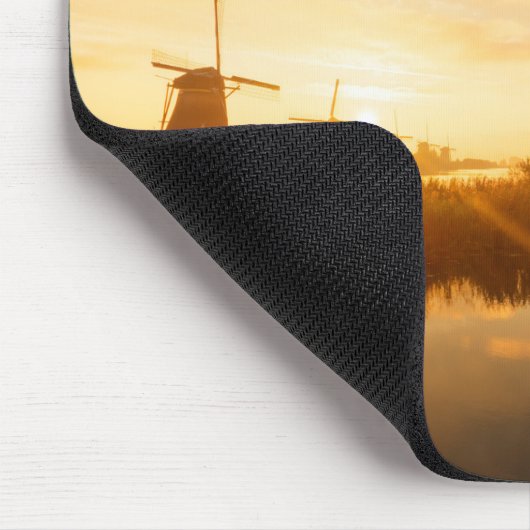 Zonneopstand boven windmolens en een rivier in Ned Muismat (Hoek)