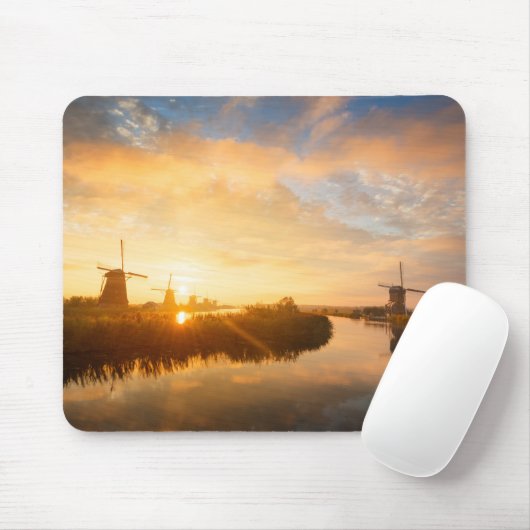 Zonneopstand boven windmolens en een rivier in Ned Muismat (Met muis)