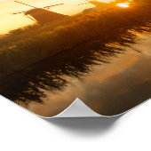 Zonneopstand boven windmolens en een rivier in Ned Poster (Hoek)