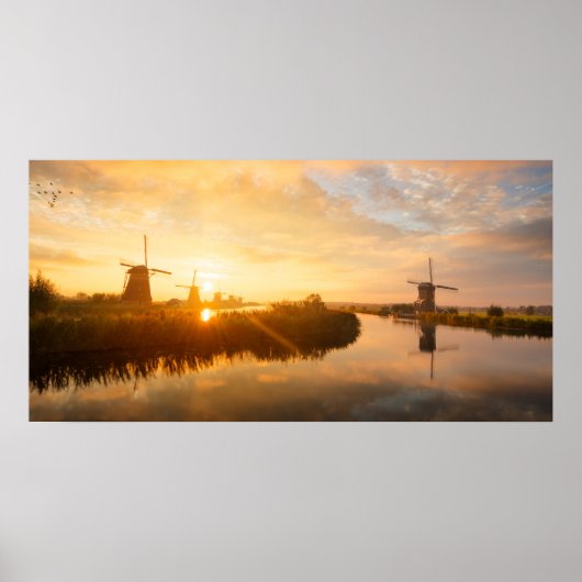 Zonneopstand boven windmolens en een rivier in Ned Poster (Voorkant)