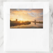 Zonneopstand boven windmolens en een rivier in Ned Rechthoekige Sticker (Tas)