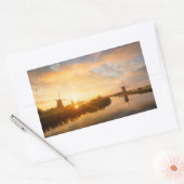 Zonneopstand boven windmolens en een rivier in Ned Rechthoekige Sticker (Envelop)