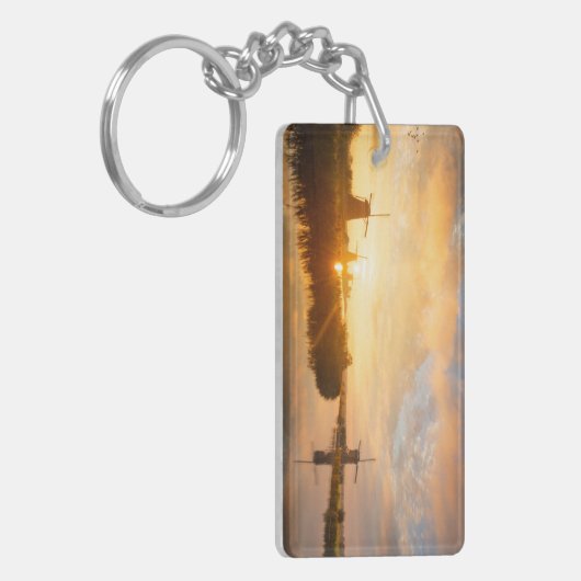 Zonneopstand boven windmolens en een rivier in Ned Sleutelhanger (Voorkant Links)