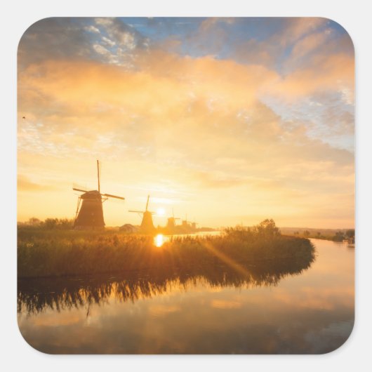Zonneopstand boven windmolens en een rivier in Ned Vierkante Sticker (Voorkant)