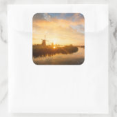 Zonneopstand boven windmolens en een rivier in Ned Vierkante Sticker (Tas)
