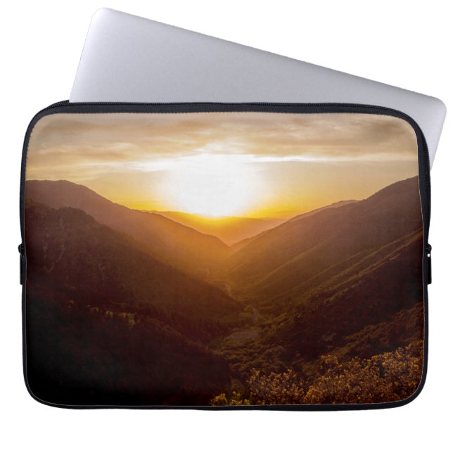 Zonneover berglandschap laptop sleeve (Voorkant)