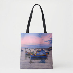 Zonneover in de haven met vissersboten tote bag