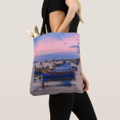 Zonneover in de haven met vissersboten tote bag (Dichtbij)