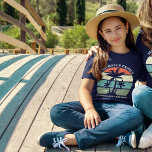 Zonnepalm boomluizen met zomervakantie t-shirt<br><div class="desc">Cute matching zomerse gezinshereniging strandvakantie t-shirts voor een meisje dat draag op een cruise op een eiland of een tropische reis langs de kust. Kenmerkt prachtige palmbomen voor een oceaanzonsondergang. Perfecte aangepaste t - shirts voor alle kinderen in een groep die moeten worden aangepast. Pas aan met de naam of...</div>